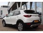 Kia Stonic 1.0 T-GDi 100PK AUTOMAAT DYNAMICLINE Navi Carplay | Trekhaak | Camera | Clima | Led | Adapt.Cruise | Stuur/stoelverw. | All Season | Wit Metallic |