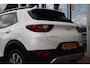 Kia Stonic 1.0 T-GDi 100PK AUTOMAAT DYNAMICLINE Navi Carplay | Trekhaak | Camera | Clima | Led | Adapt.Cruise | Stuur/stoelverw. | All Season | Wit Metallic |