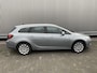 Opel Astra Sports Tourer 1.4 Turbo Cosmo 126Dkm.NAP, AUTOMAAT, Leer/Stof, Navi, CC, PDC, LM, Afn.Trekh, nw. APK – Inruil Mogelijk –