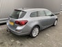 Opel Astra Sports Tourer 1.4 Turbo Cosmo 126Dkm.NAP, AUTOMAAT, Leer/Stof, Navi, CC, PDC, LM, Afn.Trekh, nw. APK – Inruil Mogelijk –
