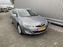Opel Astra Sports Tourer 1.4 Turbo Cosmo 126Dkm.NAP, AUTOMAAT, Leer/Stof, Navi, CC, PDC, LM, Afn.Trekh, nw. APK – Inruil Mogelijk –