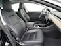 Tesla Model 3 RWD SR+ 60kWh 325PK 19"Lmv AutoPilot Leder PanoDak Adaptive-Cruise Lmv Camera's Elektr.-Stuur+Stoelen+Spiegels+Geheugen+Easy-Entry+Verwarmde stoelen Park assistent PDC WIFI Lane-Assist Speed-Assist Navi LED Comfortstoelen ACC DAB Voorverwarmen interieur via App Keyless via Telefoonsleutel One-Pedal-Drive 1e Eigenaar Origineel Nederlandse auto tot 11kw laden thuis! 1.584kg licht!