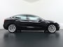 Tesla Model 3 RWD SR+ 60kWh 325PK 19"Lmv AutoPilot Leder PanoDak Adaptive-Cruise Lmv Camera's Elektr.-Stuur+Stoelen+Spiegels+Geheugen+Easy-Entry+Verwarmde stoelen Park assistent PDC WIFI Lane-Assist Speed-Assist Navi LED Comfortstoelen ACC DAB Voorverwarmen interieur via App Keyless via Telefoonsleutel One-Pedal-Drive 1e Eigenaar Origineel Nederlandse auto tot 11kw laden thuis! 1.584kg licht!