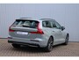 Volvo V60 T6 Automaat Plug-in hybrid AWD Plus Dark | Semi elektrische trekhaak | Rondomzicht camera | Verwarmbare voorstoelen en stuurwiel| Premium audio by Harman/Kardon | Voorstoelen met geheugenfunctie |