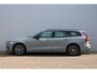 Volvo V60 T6 Automaat Plug-in hybrid AWD Plus Dark | Semi elektrische trekhaak | Rondomzicht camera | Verwarmbare voorstoelen en stuurwiel| Premium audio by Harman/Kardon | Voorstoelen met geheugenfunctie |
