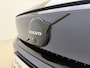 Volvo EX40 Extended Range Ultra Black Edition / Bumperdelen in exterieurkleur / Verlaagd / Zijprofielen / Dakspoiler / Harman en Kardon audio / Panorama dak / Stoel/- en stuurverarming /