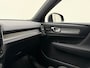 Volvo EX40 Extended Range Ultra Black Edition / Bumperdelen in exterieurkleur / Verlaagd / Zijprofielen / Dakspoiler / Harman en Kardon audio / Panorama dak / Stoel/- en stuurverarming /
