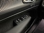 Volvo EX40 Extended Range Ultra Black Edition / Bumperdelen in exterieurkleur / Verlaagd / Zijprofielen / Dakspoiler / Harman en Kardon audio / Panorama dak / Stoel/- en stuurverarming /