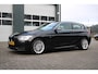 BMW 1-Serie 116i High Executive M-Sport Clima/Cruise/Stoelverwarming/Xenon/PDC/LederSportstoelen/Navi/Bluetooth/RadioAUX.USB/17"LM