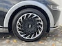Hyundai Ioniq 5 Lounge AWD 77.4 kWh / Origineel NL Auto / Panoramadak / Camera buitenspiegels / DAB / Bose audio / HUD / Navigatie / Stuur-, voorstoel- en achterbank verwarming / Stoelventilatie