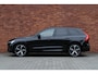Volvo XC60 2.0 T8 Plug-in hybrid AWD Ultra Dark | Luchtvering | Trekhaak, elektrisch inklapbaar | Head-up display | 360 graden camera | Extra getint glas | 21 inch. lichtmetalen velgen | Elektrisch verstelbare voorstoelen met geheugenfunctie | Verwarmde voorstoelen + stuurwiel | Verwarmde achterbank | Adaptive cruise control | BLIS