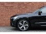 Volvo XC60 2.0 T8 Plug-in hybrid AWD Ultra Dark | Luchtvering | Trekhaak, elektrisch inklapbaar | Head-up display | 360 graden camera | Extra getint glas | 21 inch. lichtmetalen velgen | Elektrisch verstelbare voorstoelen met geheugenfunctie | Verwarmde voorstoelen + stuurwiel | Verwarmde achterbank | Adaptive cruise control | BLIS