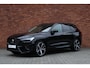 Volvo XC60 2.0 T8 Plug-in hybrid AWD Ultra Dark | Luchtvering | Trekhaak, elektrisch inklapbaar | Head-up display | 360 graden camera | Extra getint glas | 21 inch. lichtmetalen velgen | Elektrisch verstelbare voorstoelen met geheugenfunctie | Verwarmde voorstoelen + stuurwiel | Verwarmde achterbank | Adaptive cruise control | BLIS
