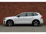Volvo XC60 T6 Plug-in hybrid AWD Plus Dark | Verwarmde Voorstoelen, Stuurwiel en Achterbank | Panoramisch Schuif-/Kanteldak | Semi- Elektrische Trekhaak | 360-Camera | Adaptieve Cruise Control | Draadloze Telefoonlader
