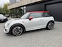 MINI John Cooper Works Mini 2.0 232PK UNIEK Sportstoelen JCW, Pano, Nav+, Camera, Keyless, Head-Up, Harman-Kardon, Colorline Carbon Black, Ambiente/ Spiegel/ Exititement/ Licht/ uitrustings/ Connected XL Pakket, DAB, DCC, Lmv 18'' JCW Cup.