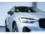 Volvo XC60 T6 Plug-in hybrid AWD Ultra Dark | Verwarmde Voorstoelen, Stuurwiel en Achterbank | Panoramisch Schuif-/Kanteldak | Semi- Elektrische Trekhaak | Harman Kardon Premium Audio | 360-Camera | Adaptieve Cruise Control | Draadloze Telefoonlader