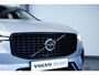 Volvo XC60 T6 Plug-in hybrid AWD Ultra Dark | Verwarmde Voorstoelen, Stuurwiel en Achterbank | Panoramisch Schuif-/Kanteldak | Semi- Elektrische Trekhaak | Harman Kardon Premium Audio | 360-Camera | Adaptieve Cruise Control | Draadloze Telefoonlader