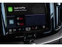 Volvo XC60 T6 Plug-in hybrid AWD Ultra Dark | Verwarmde Voorstoelen, Stuurwiel en Achterbank | Panoramisch Schuif-/Kanteldak | Semi- Elektrische Trekhaak | Harman Kardon Premium Audio | 360-Camera | Adaptieve Cruise Control | Draadloze Telefoonlader