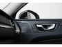 Volvo XC60 T6 Plug-in hybrid AWD Ultra Dark | Verwarmde Voorstoelen, Stuurwiel en Achterbank | Panoramisch Schuif-/Kanteldak | Semi- Elektrische Trekhaak | Harman Kardon Premium Audio | 360-Camera | Adaptieve Cruise Control | Draadloze Telefoonlader