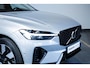 Volvo XC60 T6 Plug-in hybrid AWD Ultra Dark | Verwarmde Voorstoelen, Stuurwiel en Achterbank | Panoramisch Schuif-/Kanteldak | Semi- Elektrische Trekhaak | Harman Kardon Premium Audio | 360-Camera | Adaptieve Cruise Control | Draadloze Telefoonlader