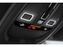 Volvo XC60 T6 Plug-in hybrid AWD Ultra Dark | Verwarmde Voorstoelen, Stuurwiel en Achterbank | Panoramisch Schuif-/Kanteldak | Semi- Elektrische Trekhaak | Harman Kardon Premium Audio | 360-Camera | Adaptieve Cruise Control | Draadloze Telefoonlader