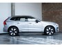 Volvo XC60 T6 Plug-in hybrid AWD Ultra Dark | Verwarmde Voorstoelen, Stuurwiel en Achterbank | Panoramisch Schuif-/Kanteldak | Semi- Elektrische Trekhaak | Harman Kardon Premium Audio | 360-Camera | Adaptieve Cruise Control | Draadloze Telefoonlader