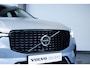 Volvo XC60 T6 Plug-in hybrid AWD Ultra Dark | Verwarmde Voorstoelen, Stuurwiel en Achterbank | Panoramisch Schuif-/Kanteldak | Semi- Elektrische Trekhaak | Harman Kardon Premium Audio | 360-Camera | Adaptieve Cruise Control | Draadloze Telefoonlader