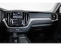 Volvo XC60 T6 Plug-in hybrid AWD Ultra Dark | Verwarmde Voorstoelen, Stuurwiel en Achterbank | Panoramisch Schuif-/Kanteldak | Semi- Elektrische Trekhaak | Harman Kardon Premium Audio | 360-Camera | Adaptieve Cruise Control | Draadloze Telefoonlader