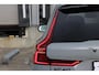 Volvo XC60 T6 Plug-in hybrid AWD Plus Black Edition | Panoramadak | 360 graden camera | Google Maps navigatie | Verwarmbaar stuurwiel | Verwarmbare voorstoelen | Adaptieve Cruise Control | Harman Kardon Audio | 21-Inch lichtmetalen velgen | Elektrisch bedienbare voorstoelen + geheugenfunctie