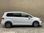 Volkswagen Touran 1.2 TSI 110pk Highline Business R-line 7-persoons | Trekhaak | Navigatie | Camera | Elektrische achterklep | Apple CarPlay | Climate control | Adaptieve cruise | Stoelverwarming | Volledig onderhouden