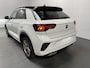 Volkswagen T-Roc 1.5 TSI R-Line / AUTOMAAT/ FABRIEKSGARANTIE T/M 2-2027/ TREKHAAK AFNEEMBAAR/ FABRIEKSGARANTIE/ ALCANTARA/ ADAPT. CRUISE/ APP-CONNECT/ NAVI/ MATRIX/ RIJ-MODI/ PARK. SENSOREN + CAMERA/ STOEL VERWARM.