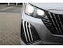 Peugeot 2008 1.2 100PK ALLURE | NAVIGATIE | APPLE CARPLAY/ANDROID AUTO | DAB RADIO | LED | PARKEERSENSOREN | ACHTERUIRIJCAMERA | DODEHOEKDETECTIE | 360° CAMERA | ADAPTIVE CRUISECONTROL | 3D-COCKPIT | ZWARTE DAKRAILS | 17" LICHTMETAAL |
