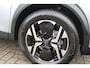 Peugeot 2008 1.2 100PK ALLURE | NAVIGATIE | APPLE CARPLAY/ANDROID AUTO | DAB RADIO | LED | PARKEERSENSOREN | ACHTERUIRIJCAMERA | DODEHOEKDETECTIE | 360° CAMERA | ADAPTIVE CRUISECONTROL | 3D-COCKPIT | ZWARTE DAKRAILS | 17" LICHTMETAAL |