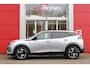 Peugeot 2008 1.2 100PK ALLURE | NAVIGATIE | APPLE CARPLAY/ANDROID AUTO | DAB RADIO | LED | PARKEERSENSOREN | ACHTERUIRIJCAMERA | DODEHOEKDETECTIE | 360° CAMERA | ADAPTIVE CRUISECONTROL | 3D-COCKPIT | ZWARTE DAKRAILS | 17" LICHTMETAAL |