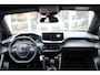 Peugeot 2008 1.2 100PK ALLURE | NAVIGATIE | APPLE CARPLAY/ANDROID AUTO | DAB RADIO | LED | PARKEERSENSOREN | ACHTERUIRIJCAMERA | DODEHOEKDETECTIE | 360° CAMERA | ADAPTIVE CRUISECONTROL | 3D-COCKPIT | ZWARTE DAKRAILS | 17" LICHTMETAAL |