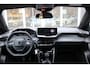 Peugeot 2008 1.2 100PK ALLURE | NAVIGATIE | APPLE CARPLAY/ANDROID AUTO | DAB RADIO | LED | PARKEERSENSOREN | ACHTERUIRIJCAMERA | DODEHOEKDETECTIE | 360° CAMERA | ADAPTIVE CRUISECONTROL | 3D-COCKPIT | ZWARTE DAKRAILS | 17" LICHTMETAAL |