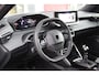 Peugeot 2008 1.2 100PK ALLURE | NAVIGATIE | APPLE CARPLAY/ANDROID AUTO | DAB RADIO | LED | PARKEERSENSOREN | ACHTERUIRIJCAMERA | DODEHOEKDETECTIE | 360° CAMERA | ADAPTIVE CRUISECONTROL | 3D-COCKPIT | ZWARTE DAKRAILS | 17" LICHTMETAAL |