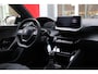 Peugeot 2008 1.2 100PK ALLURE | NAVIGATIE | APPLE CARPLAY/ANDROID AUTO | DAB RADIO | LED | PARKEERSENSOREN | ACHTERUIRIJCAMERA | DODEHOEKDETECTIE | 360° CAMERA | ADAPTIVE CRUISECONTROL | 3D-COCKPIT | ZWARTE DAKRAILS | 17" LICHTMETAAL |