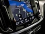 Volvo V60 2.0 T8 Twin Engine AWD R-Design 391Pk Automaat (PANORAMADAK, BLACK EDITION, HEAD-UP DISPLAY, LEDER, MEMORY SEATS, STUUR/STOELVERWARMING, HARMAN/KARODN, 360 CAMERA, ADAPTIVE CRUISE, KEYLESS, NIEUWSTAAT)