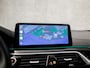 BMW 5-Serie Touring 530i xDrive M Sport 245Pk Automaat (PANORAMADAK, APPLE CARPLAY, LUCHTVERING, GROOT NAVI, 360 CAMERA, MEMORY SEATS, LEDER, SFEERVERLICHTING, ADAPTIVE CRUISE, HEAD-UP DISPLAY, TREKHAAK, NIEUWSTAAT)