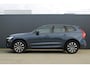 Volvo XC60 B5 Plus Dark | Incl. 12 maanden garantie | Trekhaak | Cruise Control | Verwarmde stoelen | Verwarmd stuurwiel | Apple Carplay/Android Auto | Elektrisch verstelbare voorstoelen | Elektrisch bedienbare achterklep | Lichtmetalen velgen | Bluetooth | DAB