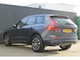 Volvo XC60 B5 Plus Dark | Incl. 12 maanden garantie | Trekhaak | Cruise Control | Verwarmde stoelen | Verwarmd stuurwiel | Apple Carplay/Android Auto | Elektrisch verstelbare voorstoelen | Elektrisch bedienbare achterklep | Lichtmetalen velgen | Bluetooth | DAB