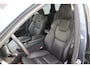 Volvo XC60 B5 Plus Dark | Incl. 12 maanden garantie | Trekhaak | Cruise Control | Verwarmde stoelen | Verwarmd stuurwiel | Apple Carplay/Android Auto | Elektrisch verstelbare voorstoelen | Elektrisch bedienbare achterklep | Lichtmetalen velgen | Bluetooth | DAB