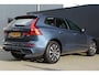 Volvo XC60 B5 Plus Dark | Incl. 12 maanden garantie | Trekhaak | Cruise Control | Verwarmde stoelen | Verwarmd stuurwiel | Apple Carplay/Android Auto | Elektrisch verstelbare voorstoelen | Elektrisch bedienbare achterklep | Lichtmetalen velgen | Bluetooth | DAB