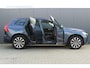 Volvo XC60 B5 Plus Dark | Incl. 12 maanden garantie | Trekhaak | Cruise Control | Verwarmde stoelen | Verwarmd stuurwiel | Apple Carplay/Android Auto | Elektrisch verstelbare voorstoelen | Elektrisch bedienbare achterklep | Lichtmetalen velgen | Bluetooth | DAB