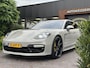 Porsche Panamera Sport Turismo 4.0 Turbo S E-Hybrid Keramisch Panoramadak Sportdesign Sportchrono Vossen 22”LM Krijt Grijs 680 PK!
