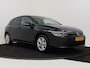 Volkswagen Golf 1.0 eTSI Life | Achteruitrijcamera | Navigatie | Adaptieve cruise control | Sfeerverlichting | Draadloze telefoonlader | CarPlay |