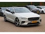 Volvo V60 2.0 B4 R-Design / Trekhaak / Panoramadak / 360Camera / Head-up / Luxe Leder / 19'' / Harman Kardon / Keyless / CarPlay / Stuur+Stoelverwarming / DAB / ACC