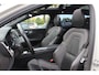 Volvo V60 2.0 B4 R-Design / Trekhaak / Panoramadak / 360Camera / Head-up / Luxe Leder / 19'' / Harman Kardon / Keyless / CarPlay / Stuur+Stoelverwarming / DAB / ACC