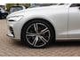 Volvo V60 2.0 B4 R-Design / Trekhaak / Panoramadak / 360Camera / Head-up / Luxe Leder / 19'' / Harman Kardon / Keyless / CarPlay / Stuur+Stoelverwarming / DAB / ACC